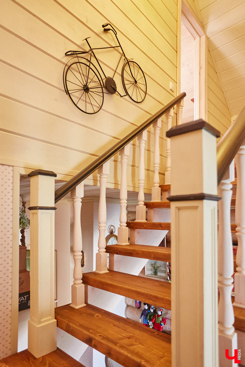 Мы уже знакомили вас с известным на всю Россию отельером, ресторатором и автором кулинарных книг Еленой Маньенан. Уже 2,5 года она живет в селе Улово после продажи легендарной гостиницы «Частный визит» в Плёсе. Многое из нее перекочевало в суздальский дом, который приобрел формат арт-пространства. Чего там только нет! И каждую деталь нашему изданию удалось рассмотреть в мельчайших подробностях.