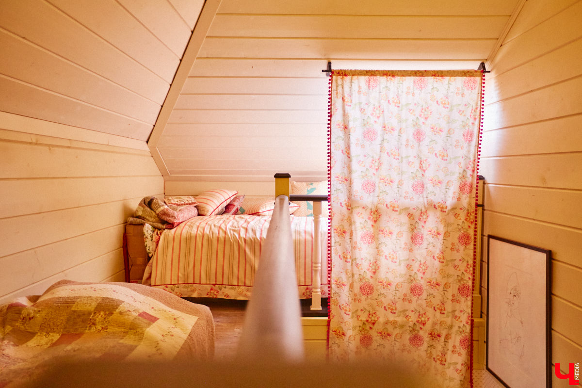 Мы уже знакомили вас с известным на всю Россию отельером, ресторатором и автором кулинарных книг Еленой Маньенан. Уже 2,5 года она живет в селе Улово после продажи легендарной гостиницы «Частный визит» в Плёсе. Многое из нее перекочевало в суздальский дом, который приобрел формат арт-пространства. Чего там только нет! И каждую деталь нашему изданию удалось рассмотреть в мельчайших подробностях.