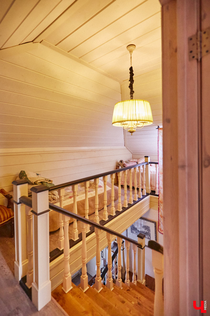 Мы уже знакомили вас с известным на всю Россию отельером, ресторатором и автором кулинарных книг Еленой Маньенан. Уже 2,5 года она живет в селе Улово после продажи легендарной гостиницы «Частный визит» в Плёсе. Многое из нее перекочевало в суздальский дом, который приобрел формат арт-пространства. Чего там только нет! И каждую деталь нашему изданию удалось рассмотреть в мельчайших подробностях.