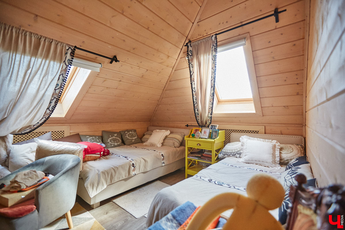 Мы уже знакомили вас с известным на всю Россию отельером, ресторатором и автором кулинарных книг Еленой Маньенан. Уже 2,5 года она живет в селе Улово после продажи легендарной гостиницы «Частный визит» в Плёсе. Многое из нее перекочевало в суздальский дом, который приобрел формат арт-пространства. Чего там только нет! И каждую деталь нашему изданию удалось рассмотреть в мельчайших подробностях.