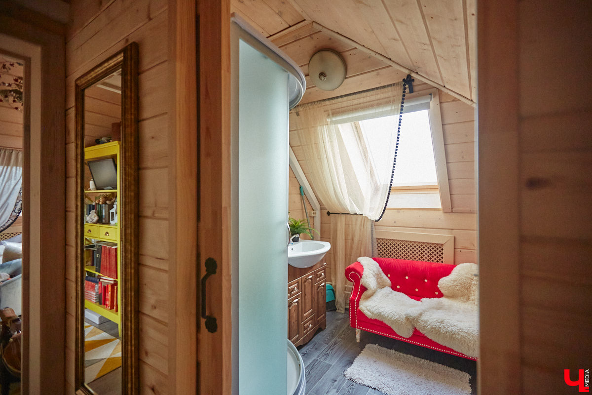 Мы уже знакомили вас с известным на всю Россию отельером, ресторатором и автором кулинарных книг Еленой Маньенан. Уже 2,5 года она живет в селе Улово после продажи легендарной гостиницы «Частный визит» в Плёсе. Многое из нее перекочевало в суздальский дом, который приобрел формат арт-пространства. Чего там только нет! И каждую деталь нашему изданию удалось рассмотреть в мельчайших подробностях.