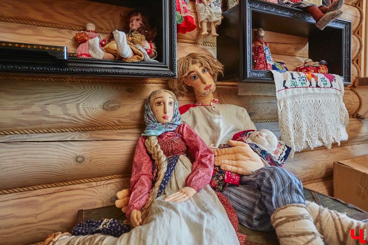 Мы уже знакомили вас с известным на всю Россию отельером, ресторатором и автором кулинарных книг Еленой Маньенан. Уже 2,5 года она живет в селе Улово после продажи легендарной гостиницы «Частный визит» в Плёсе. Многое из нее перекочевало в суздальский дом, который приобрел формат арт-пространства. Чего там только нет! И каждую деталь нашему изданию удалось рассмотреть в мельчайших подробностях.