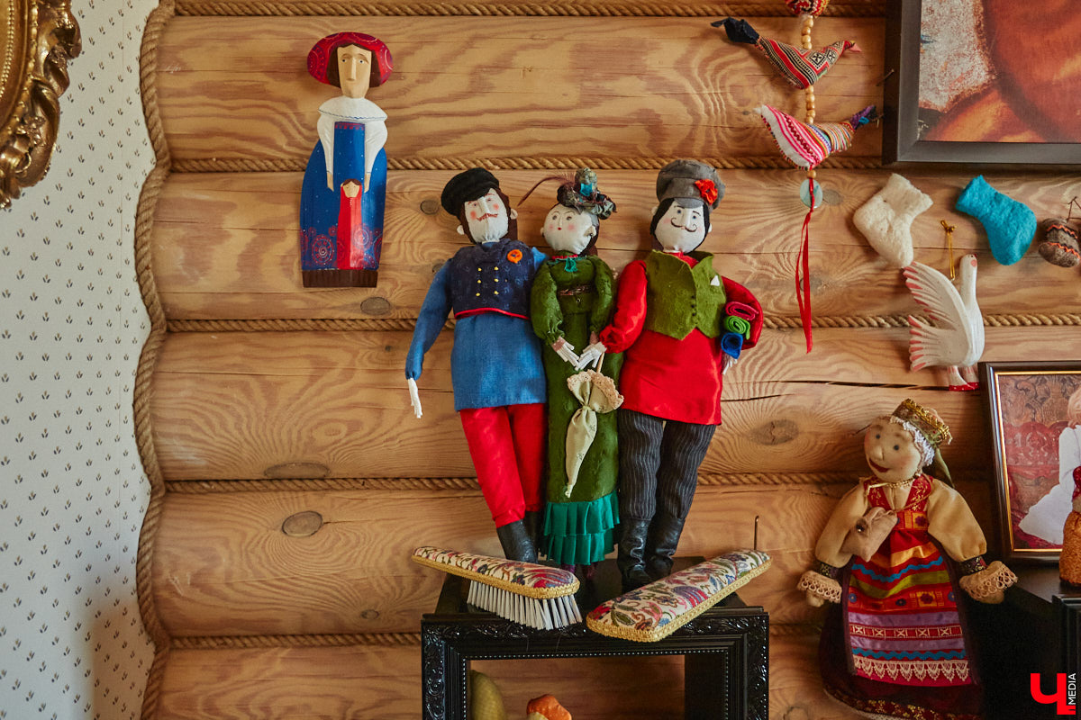 Мы уже знакомили вас с известным на всю Россию отельером, ресторатором и автором кулинарных книг Еленой Маньенан. Уже 2,5 года она живет в селе Улово после продажи легендарной гостиницы «Частный визит» в Плёсе. Многое из нее перекочевало в суздальский дом, который приобрел формат арт-пространства. Чего там только нет! И каждую деталь нашему изданию удалось рассмотреть в мельчайших подробностях.