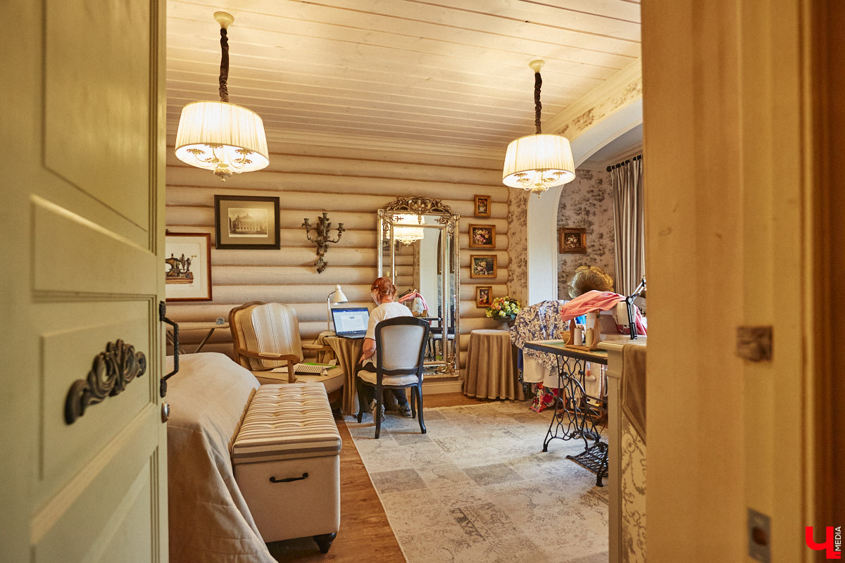 Мы уже знакомили вас с известным на всю Россию отельером, ресторатором и автором кулинарных книг Еленой Маньенан. Уже 2,5 года она живет в селе Улово после продажи легендарной гостиницы «Частный визит» в Плёсе. Многое из нее перекочевало в суздальский дом, который приобрел формат арт-пространства. Чего там только нет! И каждую деталь нашему изданию удалось рассмотреть в мельчайших подробностях.