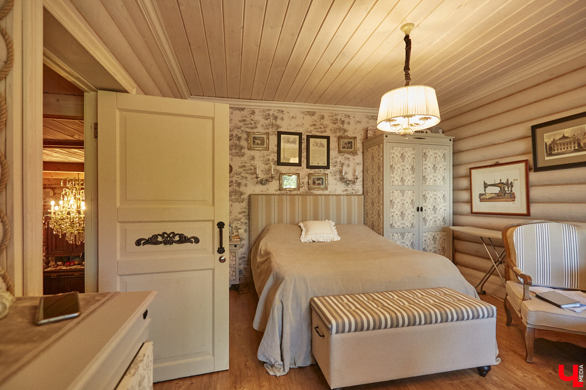 Мы уже знакомили вас с известным на всю Россию отельером, ресторатором и автором кулинарных книг Еленой Маньенан. Уже 2,5 года она живет в селе Улово после продажи легендарной гостиницы «Частный визит» в Плёсе. Многое из нее перекочевало в суздальский дом, который приобрел формат арт-пространства. Чего там только нет! И каждую деталь нашему изданию удалось рассмотреть в мельчайших подробностях.