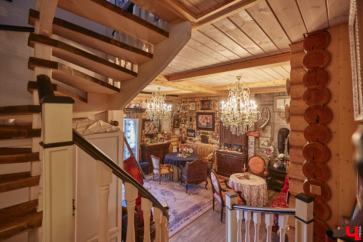 Мы уже знакомили вас с известным на всю Россию отельером, ресторатором и автором кулинарных книг Еленой Маньенан. Уже 2,5 года она живет в селе Улово после продажи легендарной гостиницы «Частный визит» в Плёсе. Многое из нее перекочевало в суздальский дом, который приобрел формат арт-пространства. Чего там только нет! И каждую деталь нашему изданию удалось рассмотреть в мельчайших подробностях.