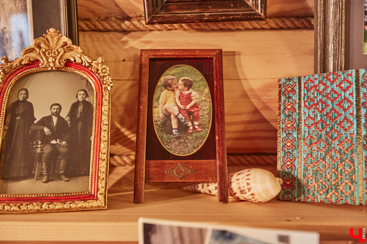 Мы уже знакомили вас с известным на всю Россию отельером, ресторатором и автором кулинарных книг Еленой Маньенан. Уже 2,5 года она живет в селе Улово после продажи легендарной гостиницы «Частный визит» в Плёсе. Многое из нее перекочевало в суздальский дом, который приобрел формат арт-пространства. Чего там только нет! И каждую деталь нашему изданию удалось рассмотреть в мельчайших подробностях.