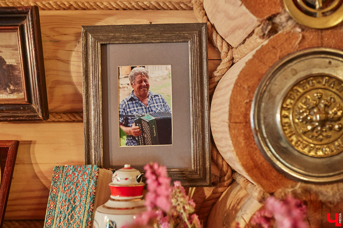 Мы уже знакомили вас с известным на всю Россию отельером, ресторатором и автором кулинарных книг Еленой Маньенан. Уже 2,5 года она живет в селе Улово после продажи легендарной гостиницы «Частный визит» в Плёсе. Многое из нее перекочевало в суздальский дом, который приобрел формат арт-пространства. Чего там только нет! И каждую деталь нашему изданию удалось рассмотреть в мельчайших подробностях.