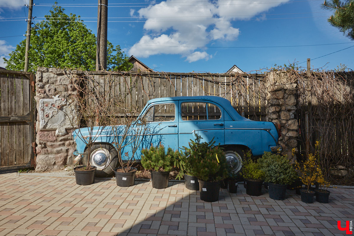 Мы уже знакомили вас с известным на всю Россию отельером, ресторатором и автором кулинарных книг Еленой Маньенан. Уже 2,5 года она живет в селе Улово после продажи легендарной гостиницы «Частный визит» в Плёсе. Многое из нее перекочевало в суздальский дом, который приобрел формат арт-пространства. Чего там только нет! И каждую деталь нашему изданию удалось рассмотреть в мельчайших подробностях.