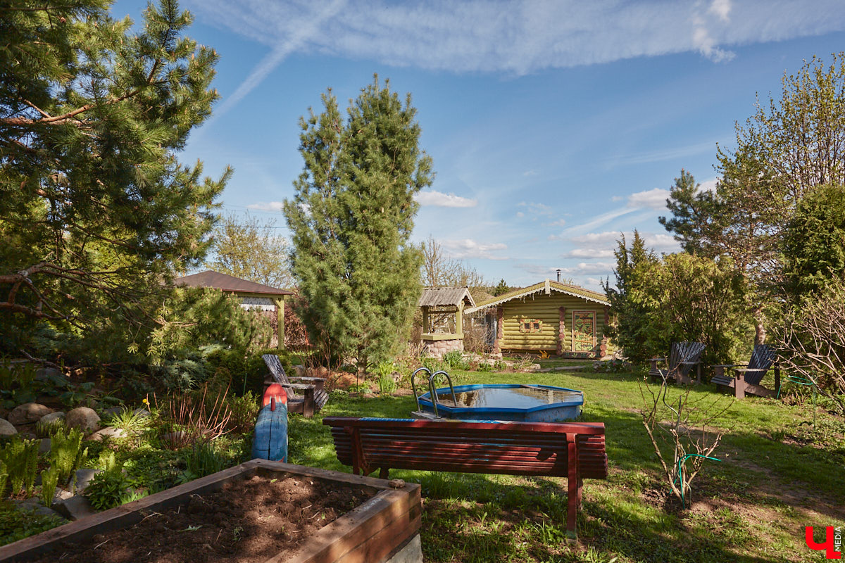 Мы уже знакомили вас с известным на всю Россию отельером, ресторатором и автором кулинарных книг Еленой Маньенан. Уже 2,5 года она живет в селе Улово после продажи легендарной гостиницы «Частный визит» в Плёсе. Многое из нее перекочевало в суздальский дом, который приобрел формат арт-пространства. Чего там только нет! И каждую деталь нашему изданию удалось рассмотреть в мельчайших подробностях.