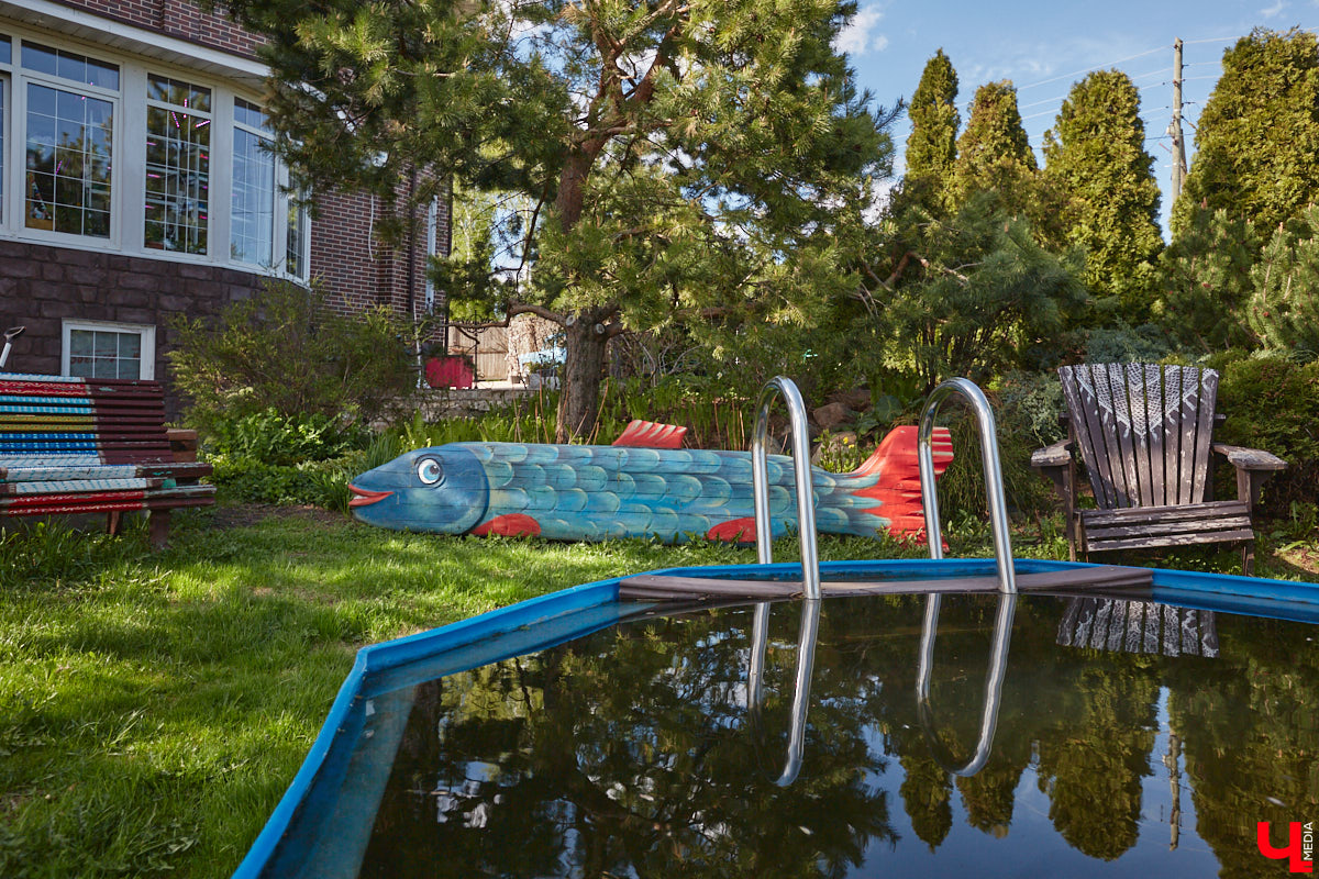 Мы уже знакомили вас с известным на всю Россию отельером, ресторатором и автором кулинарных книг Еленой Маньенан. Уже 2,5 года она живет в селе Улово после продажи легендарной гостиницы «Частный визит» в Плёсе. Многое из нее перекочевало в суздальский дом, который приобрел формат арт-пространства. Чего там только нет! И каждую деталь нашему изданию удалось рассмотреть в мельчайших подробностях.