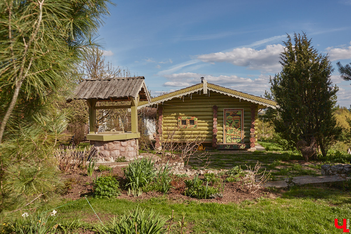 Мы уже знакомили вас с известным на всю Россию отельером, ресторатором и автором кулинарных книг Еленой Маньенан. Уже 2,5 года она живет в селе Улово после продажи легендарной гостиницы «Частный визит» в Плёсе. Многое из нее перекочевало в суздальский дом, который приобрел формат арт-пространства. Чего там только нет! И каждую деталь нашему изданию удалось рассмотреть в мельчайших подробностях.