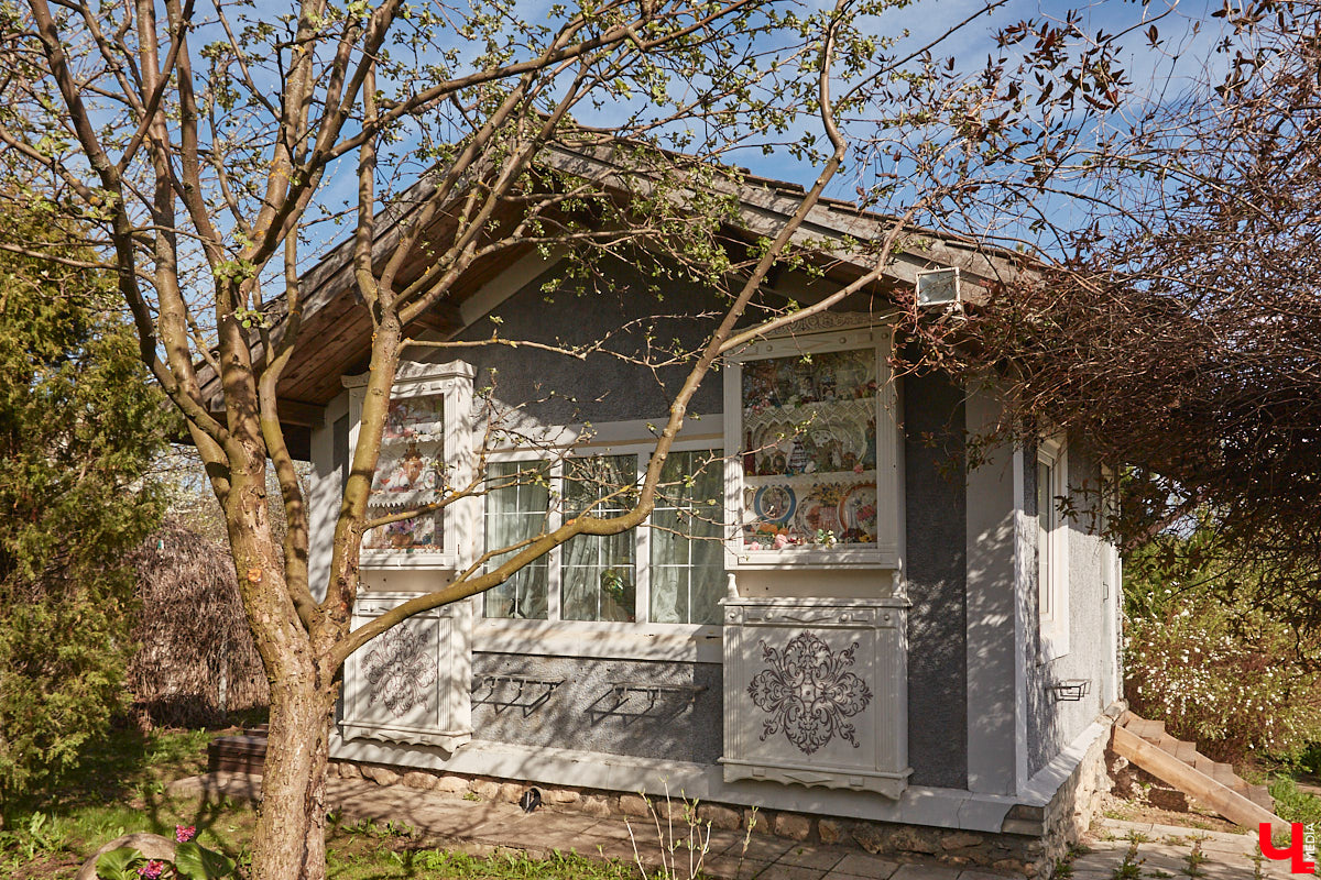 Мы уже знакомили вас с известным на всю Россию отельером, ресторатором и автором кулинарных книг Еленой Маньенан. Уже 2,5 года она живет в селе Улово после продажи легендарной гостиницы «Частный визит» в Плёсе. Многое из нее перекочевало в суздальский дом, который приобрел формат арт-пространства. Чего там только нет! И каждую деталь нашему изданию удалось рассмотреть в мельчайших подробностях.