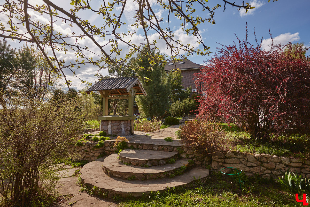 Мы уже знакомили вас с известным на всю Россию отельером, ресторатором и автором кулинарных книг Еленой Маньенан. Уже 2,5 года она живет в селе Улово после продажи легендарной гостиницы «Частный визит» в Плёсе. Многое из нее перекочевало в суздальский дом, который приобрел формат арт-пространства. Чего там только нет! И каждую деталь нашему изданию удалось рассмотреть в мельчайших подробностях.