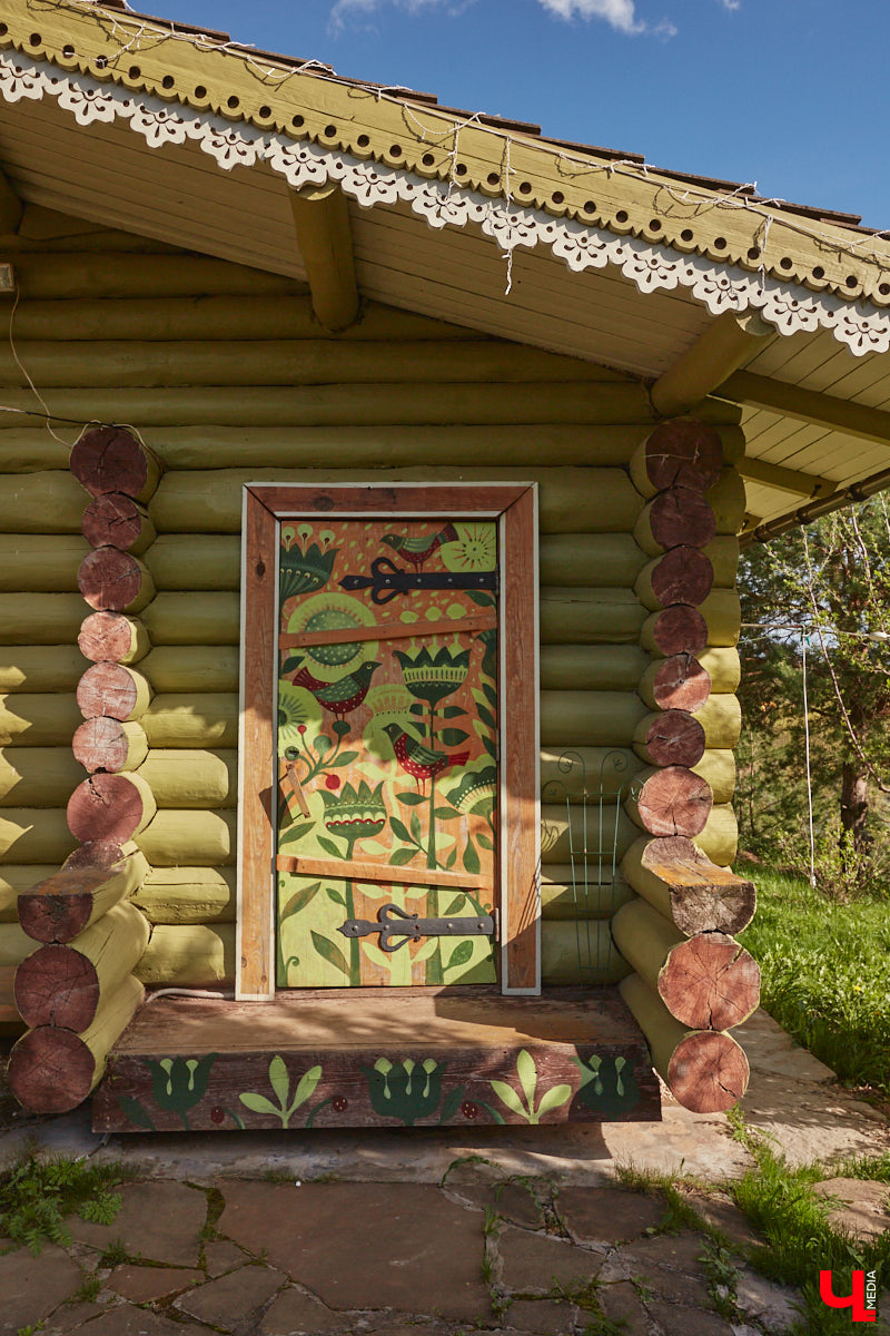 Мы уже знакомили вас с известным на всю Россию отельером, ресторатором и автором кулинарных книг Еленой Маньенан. Уже 2,5 года она живет в селе Улово после продажи легендарной гостиницы «Частный визит» в Плёсе. Многое из нее перекочевало в суздальский дом, который приобрел формат арт-пространства. Чего там только нет! И каждую деталь нашему изданию удалось рассмотреть в мельчайших подробностях.