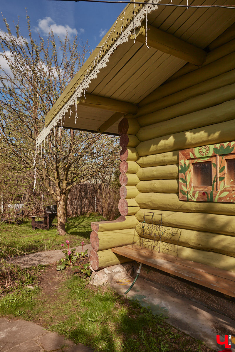 Мы уже знакомили вас с известным на всю Россию отельером, ресторатором и автором кулинарных книг Еленой Маньенан. Уже 2,5 года она живет в селе Улово после продажи легендарной гостиницы «Частный визит» в Плёсе. Многое из нее перекочевало в суздальский дом, который приобрел формат арт-пространства. Чего там только нет! И каждую деталь нашему изданию удалось рассмотреть в мельчайших подробностях.