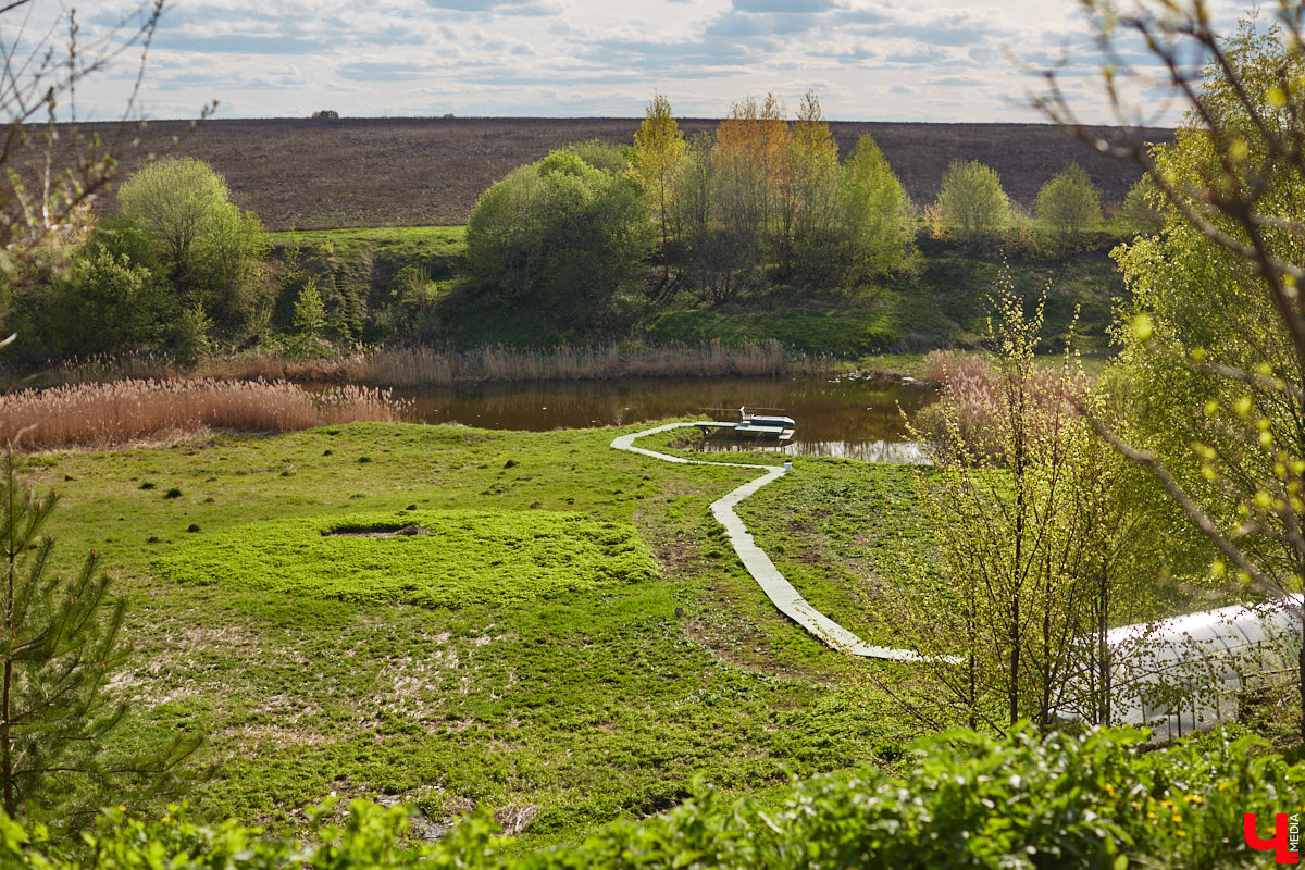 Мы уже знакомили вас с известным на всю Россию отельером, ресторатором и автором кулинарных книг Еленой Маньенан. Уже 2,5 года она живет в селе Улово после продажи легендарной гостиницы «Частный визит» в Плёсе. Многое из нее перекочевало в суздальский дом, который приобрел формат арт-пространства. Чего там только нет! И каждую деталь нашему изданию удалось рассмотреть в мельчайших подробностях.
