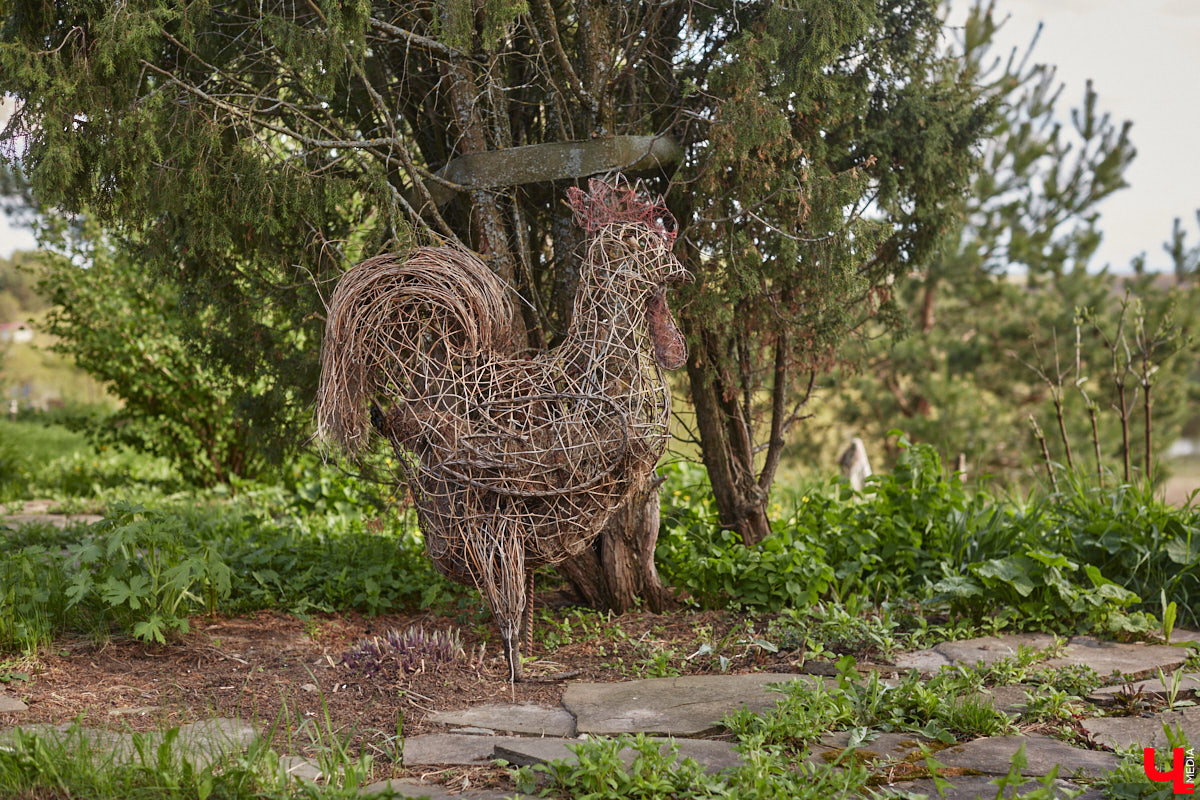 Мы уже знакомили вас с известным на всю Россию отельером, ресторатором и автором кулинарных книг Еленой Маньенан. Уже 2,5 года она живет в селе Улово после продажи легендарной гостиницы «Частный визит» в Плёсе. Многое из нее перекочевало в суздальский дом, который приобрел формат арт-пространства. Чего там только нет! И каждую деталь нашему изданию удалось рассмотреть в мельчайших подробностях.