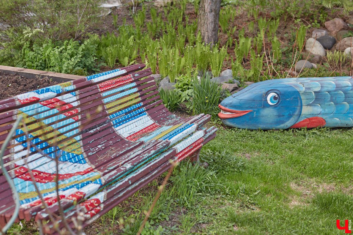 Мы уже знакомили вас с известным на всю Россию отельером, ресторатором и автором кулинарных книг Еленой Маньенан. Уже 2,5 года она живет в селе Улово после продажи легендарной гостиницы «Частный визит» в Плёсе. Многое из нее перекочевало в суздальский дом, который приобрел формат арт-пространства. Чего там только нет! И каждую деталь нашему изданию удалось рассмотреть в мельчайших подробностях.