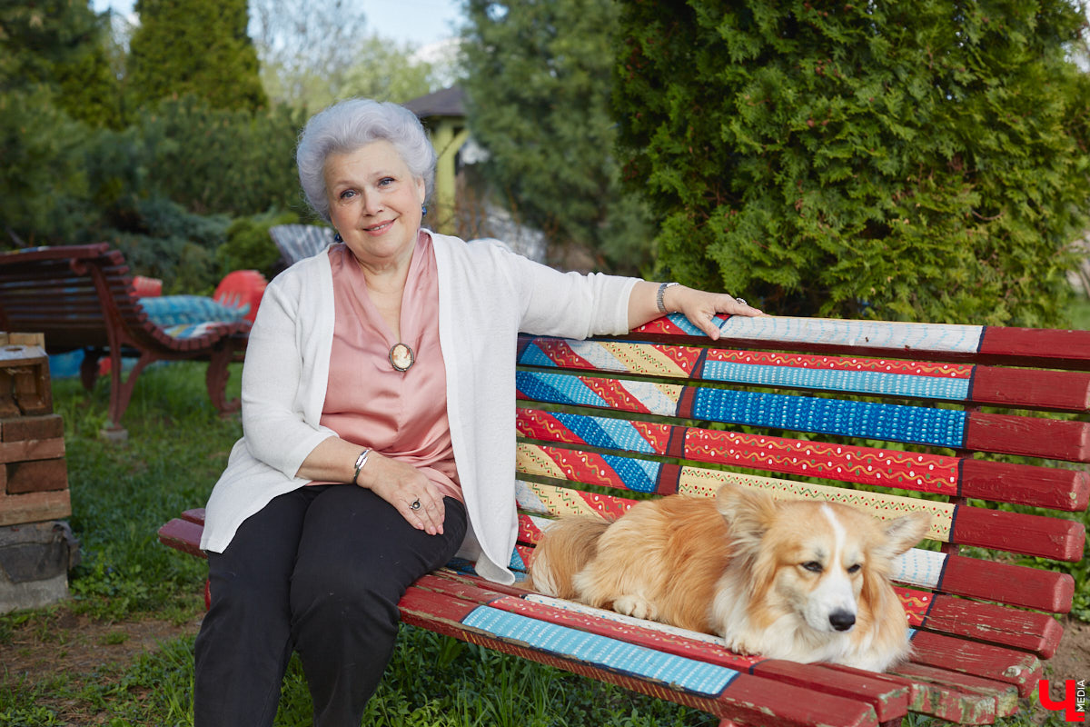 Мы уже знакомили вас с известным на всю Россию отельером, ресторатором и автором кулинарных книг Еленой Маньенан. Уже 2,5 года она живет в селе Улово после продажи легендарной гостиницы «Частный визит» в Плёсе. Многое из нее перекочевало в суздальский дом, который приобрел формат арт-пространства. Чего там только нет! И каждую деталь нашему изданию удалось рассмотреть в мельчайших подробностях.