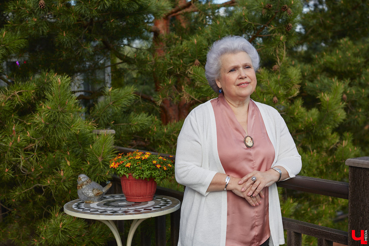 Мы уже знакомили вас с известным на всю Россию отельером, ресторатором и автором кулинарных книг Еленой Маньенан. Уже 2,5 года она живет в селе Улово после продажи легендарной гостиницы «Частный визит» в Плёсе. Многое из нее перекочевало в суздальский дом, который приобрел формат арт-пространства. Чего там только нет! И каждую деталь нашему изданию удалось рассмотреть в мельчайших подробностях.