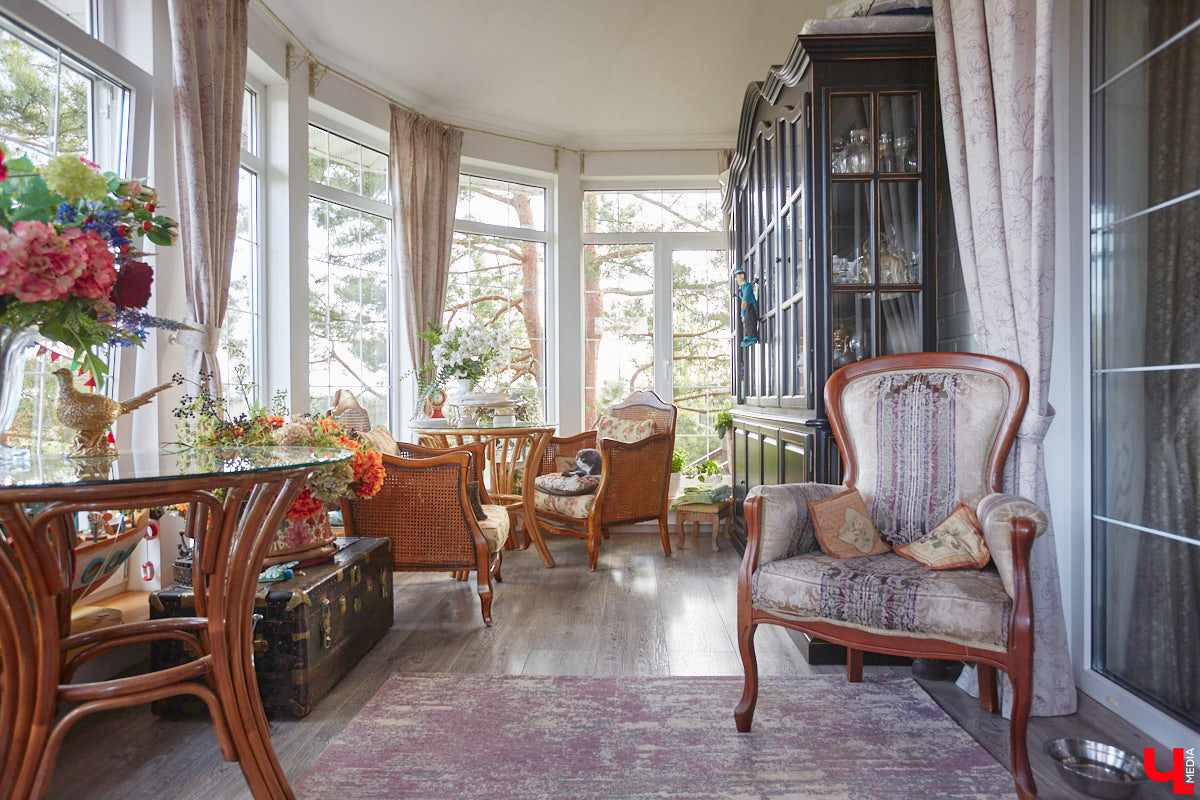 Мы уже знакомили вас с известным на всю Россию отельером, ресторатором и автором кулинарных книг Еленой Маньенан. Уже 2,5 года она живет в селе Улово после продажи легендарной гостиницы «Частный визит» в Плёсе. Многое из нее перекочевало в суздальский дом, который приобрел формат арт-пространства. Чего там только нет! И каждую деталь нашему изданию удалось рассмотреть в мельчайших подробностях.