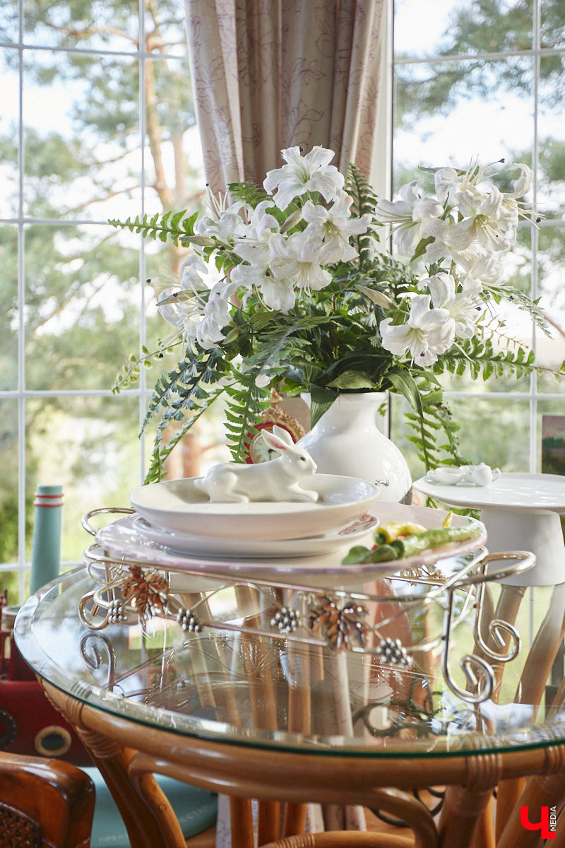 Мы уже знакомили вас с известным на всю Россию отельером, ресторатором и автором кулинарных книг Еленой Маньенан. Уже 2,5 года она живет в селе Улово после продажи легендарной гостиницы «Частный визит» в Плёсе. Многое из нее перекочевало в суздальский дом, который приобрел формат арт-пространства. Чего там только нет! И каждую деталь нашему изданию удалось рассмотреть в мельчайших подробностях.