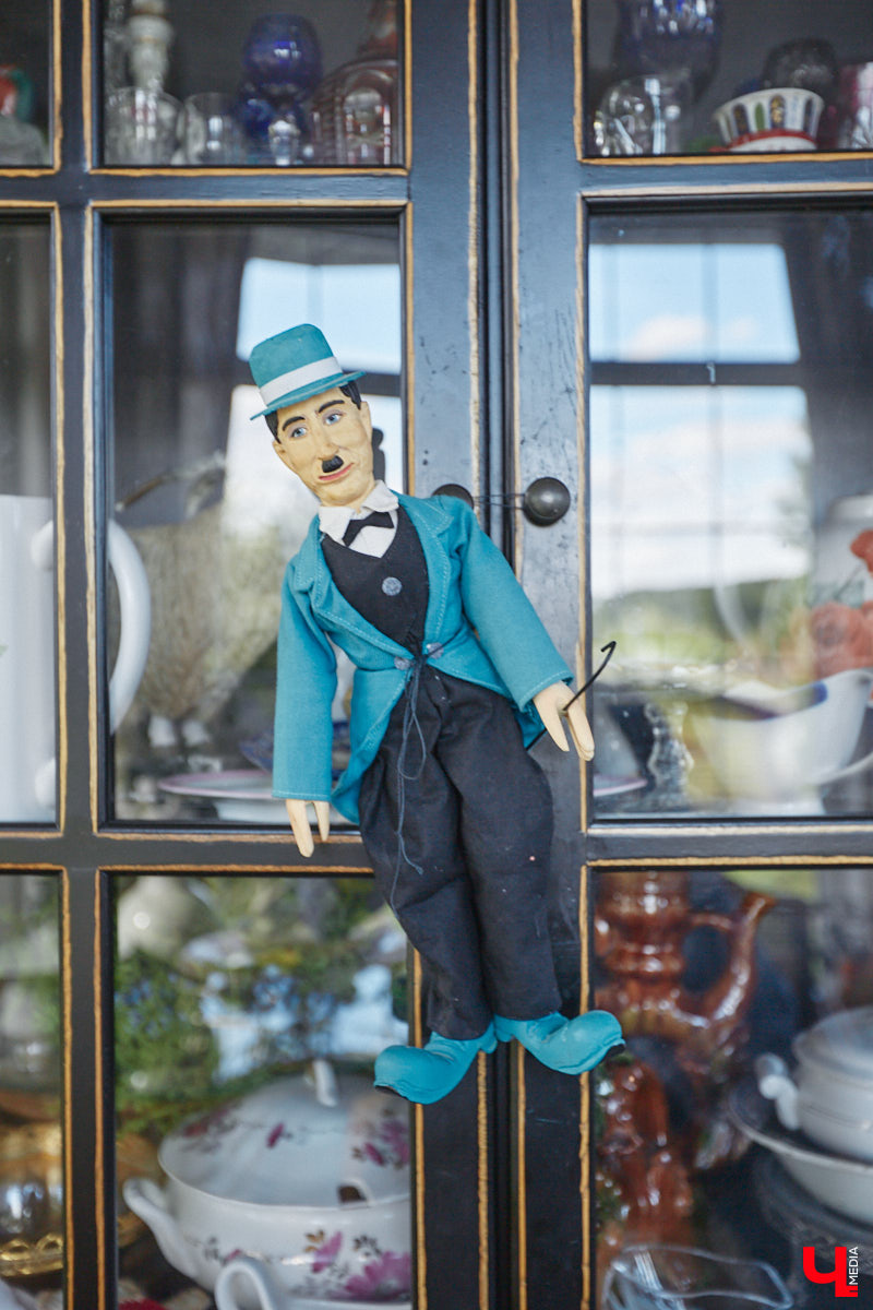 Мы уже знакомили вас с известным на всю Россию отельером, ресторатором и автором кулинарных книг Еленой Маньенан. Уже 2,5 года она живет в селе Улово после продажи легендарной гостиницы «Частный визит» в Плёсе. Многое из нее перекочевало в суздальский дом, который приобрел формат арт-пространства. Чего там только нет! И каждую деталь нашему изданию удалось рассмотреть в мельчайших подробностях.