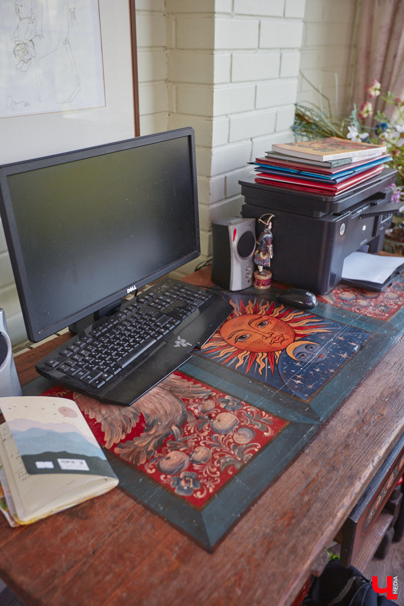 Мы уже знакомили вас с известным на всю Россию отельером, ресторатором и автором кулинарных книг Еленой Маньенан. Уже 2,5 года она живет в селе Улово после продажи легендарной гостиницы «Частный визит» в Плёсе. Многое из нее перекочевало в суздальский дом, который приобрел формат арт-пространства. Чего там только нет! И каждую деталь нашему изданию удалось рассмотреть в мельчайших подробностях.