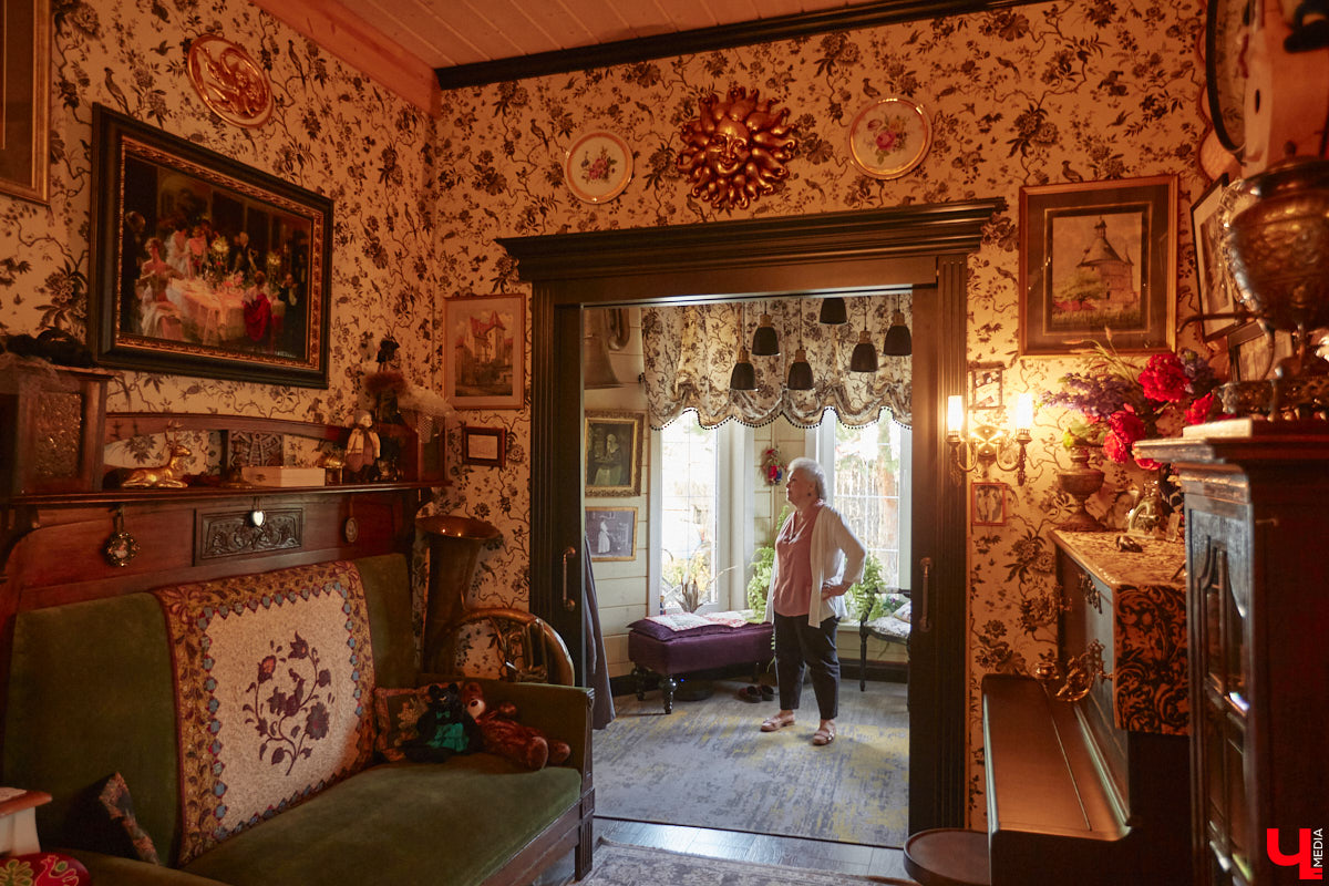 Мы уже знакомили вас с известным на всю Россию отельером, ресторатором и автором кулинарных книг Еленой Маньенан. Уже 2,5 года она живет в селе Улово после продажи легендарной гостиницы «Частный визит» в Плёсе. Многое из нее перекочевало в суздальский дом, который приобрел формат арт-пространства. Чего там только нет! И каждую деталь нашему изданию удалось рассмотреть в мельчайших подробностях.