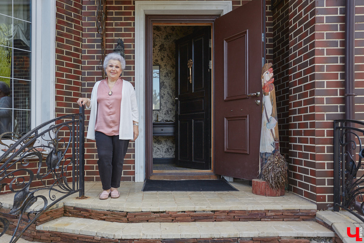 Мы уже знакомили вас с известным на всю Россию отельером, ресторатором и автором кулинарных книг Еленой Маньенан. Уже 2,5 года она живет в селе Улово после продажи легендарной гостиницы «Частный визит» в Плёсе. Многое из нее перекочевало в суздальский дом, который приобрел формат арт-пространства. Чего там только нет! И каждую деталь нашему изданию удалось рассмотреть в мельчайших подробностях.