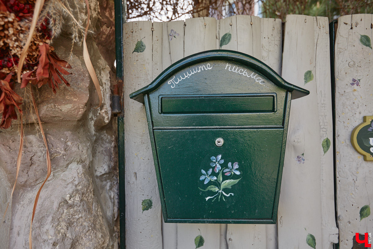 Мы уже знакомили вас с известным на всю Россию отельером, ресторатором и автором кулинарных книг Еленой Маньенан. Уже 2,5 года она живет в селе Улово после продажи легендарной гостиницы «Частный визит» в Плёсе. Многое из нее перекочевало в суздальский дом, который приобрел формат арт-пространства. Чего там только нет! И каждую деталь нашему изданию удалось рассмотреть в мельчайших подробностях.