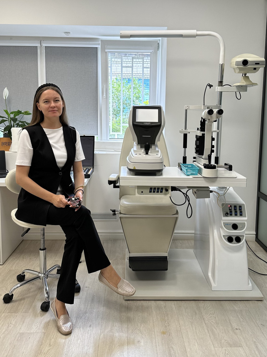 Солнцезащитные очки — важная деталь летнего образа. Этот модный аксессуар способен стать изюминкой любого аутфита. Поэтому важно, чтобы в вашем оптическом гардеробе была не одна-единственная модель очков, а сразу несколько. Как их выбрать, мы узнали у профессионалов.