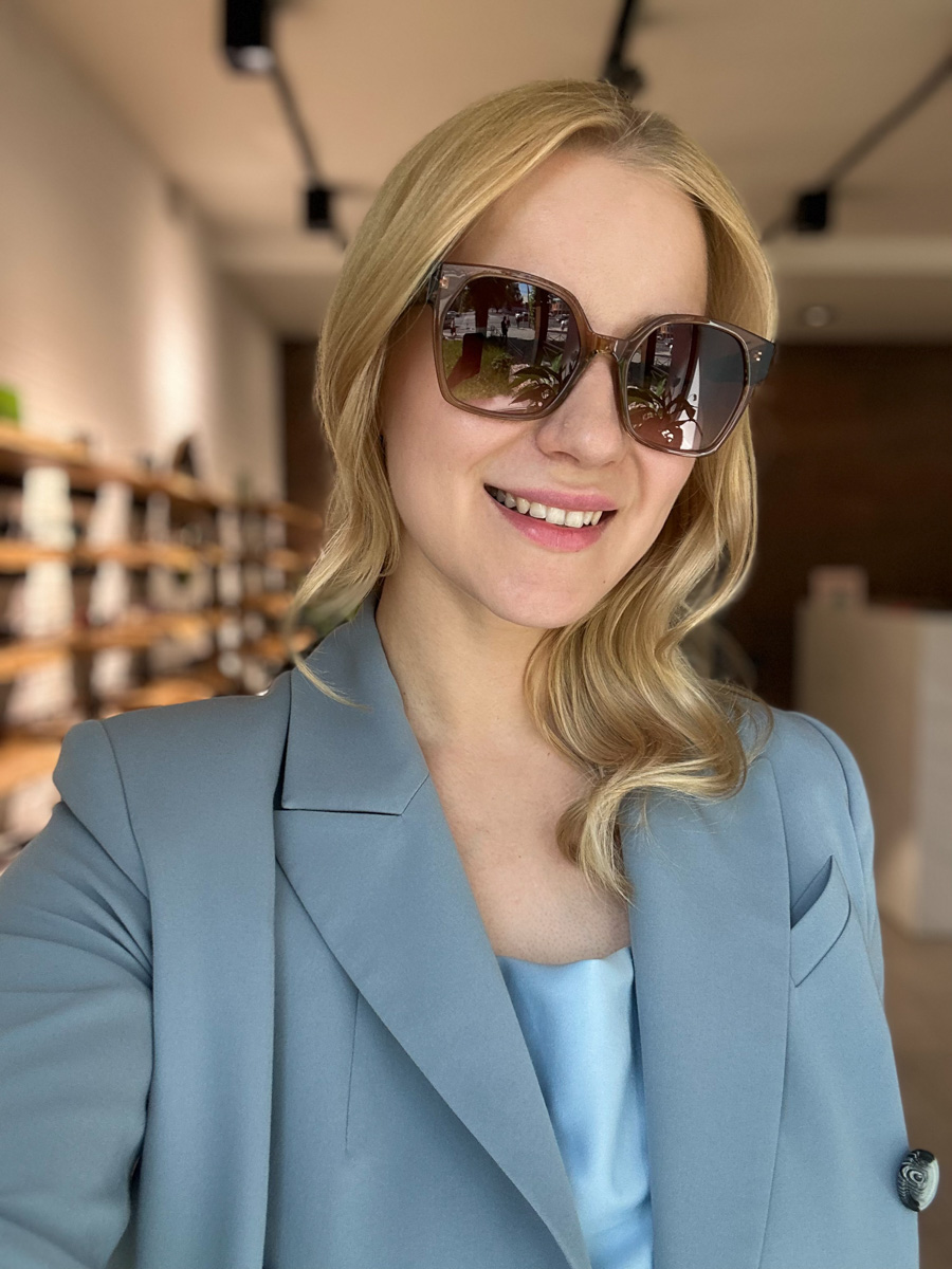 Солнцезащитные очки — важная деталь летнего образа. Этот модный аксессуар способен стать изюминкой любого аутфита. Поэтому важно, чтобы в вашем оптическом гардеробе была не одна-единственная модель очков, а сразу несколько. Как их выбрать, мы узнали у профессионалов.