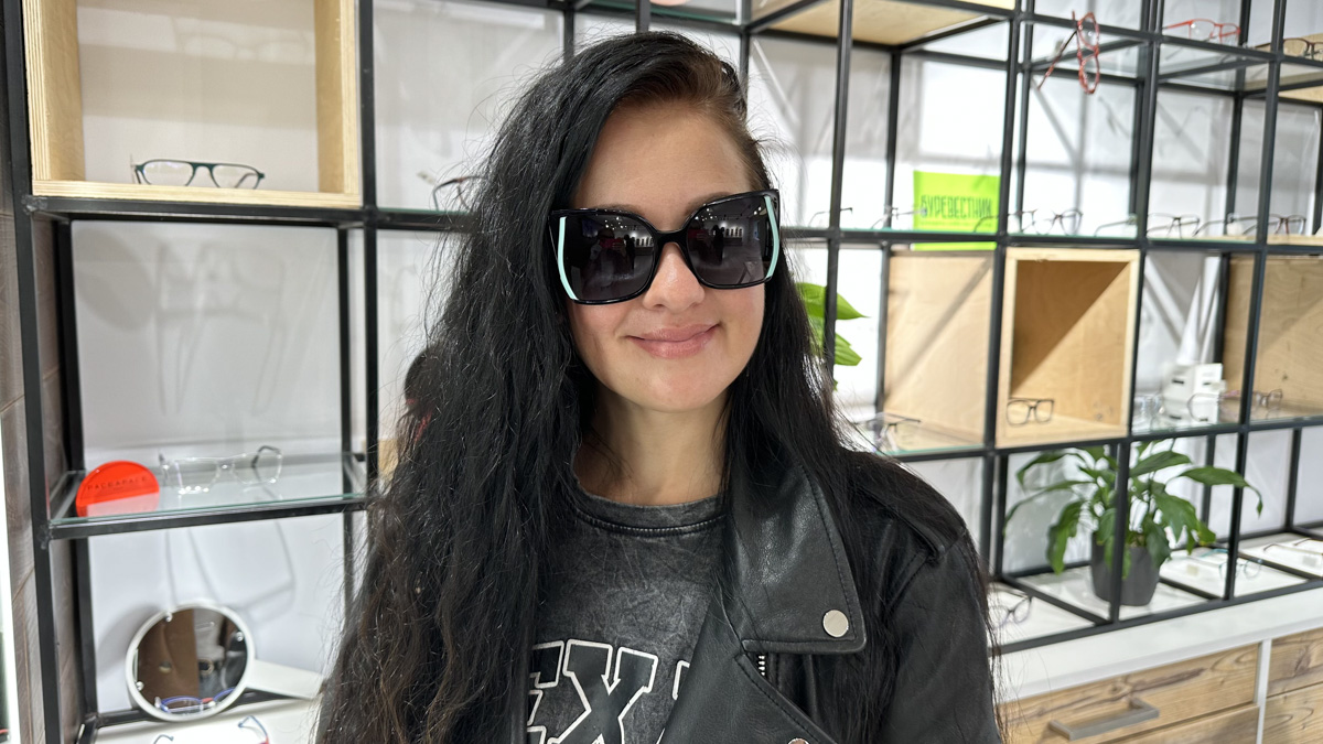 Солнцезащитные очки — важная деталь летнего образа. Этот модный аксессуар способен стать изюминкой любого аутфита. Поэтому важно, чтобы в вашем оптическом гардеробе была не одна-единственная модель очков, а сразу несколько. Как их выбрать, мы узнали у профессионалов.