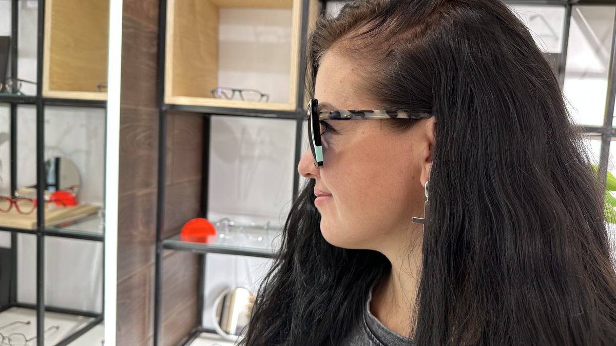 Солнцезащитные очки — важная деталь летнего образа. Этот модный аксессуар способен стать изюминкой любого аутфита. Поэтому важно, чтобы в вашем оптическом гардеробе была не одна-единственная модель очков, а сразу несколько. Как их выбрать, мы узнали у профессионалов.