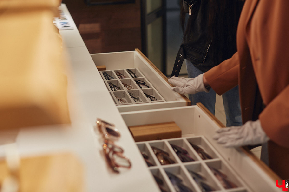 Солнцезащитные очки — важная деталь летнего образа. Этот модный аксессуар способен стать изюминкой любого аутфита. Поэтому важно, чтобы в вашем оптическом гардеробе была не одна-единственная модель очков, а сразу несколько. Как их выбрать, мы узнали у профессионалов.