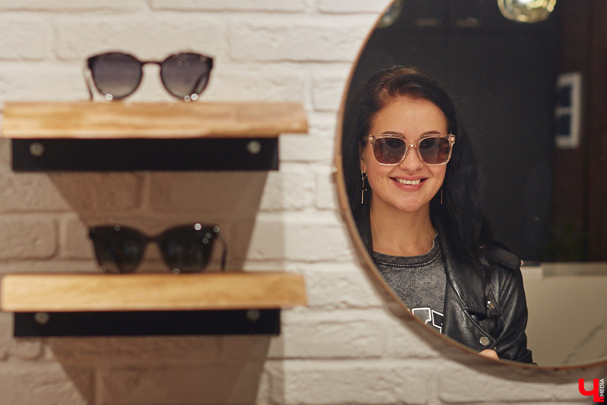 Солнцезащитные очки — важная деталь летнего образа. Этот модный аксессуар способен стать изюминкой любого аутфита. Поэтому важно, чтобы в вашем оптическом гардеробе была не одна-единственная модель очков, а сразу несколько. Как их выбрать, мы узнали у профессионалов.