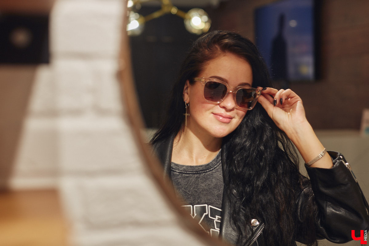 Солнцезащитные очки — важная деталь летнего образа. Этот модный аксессуар способен стать изюминкой любого аутфита. Поэтому важно, чтобы в вашем оптическом гардеробе была не одна-единственная модель очков, а сразу несколько. Как их выбрать, мы узнали у профессионалов.