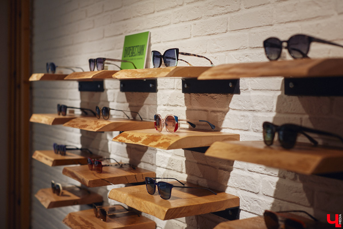 Солнцезащитные очки — важная деталь летнего образа. Этот модный аксессуар способен стать изюминкой любого аутфита. Поэтому важно, чтобы в вашем оптическом гардеробе была не одна-единственная модель очков, а сразу несколько. Как их выбрать, мы узнали у профессионалов.