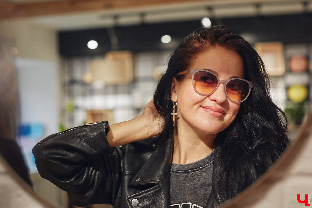 Солнцезащитные очки — важная деталь летнего образа. Этот модный аксессуар способен стать изюминкой любого аутфита. Поэтому важно, чтобы в вашем оптическом гардеробе была не одна-единственная модель очков, а сразу несколько. Как их выбрать, мы узнали у профессионалов.