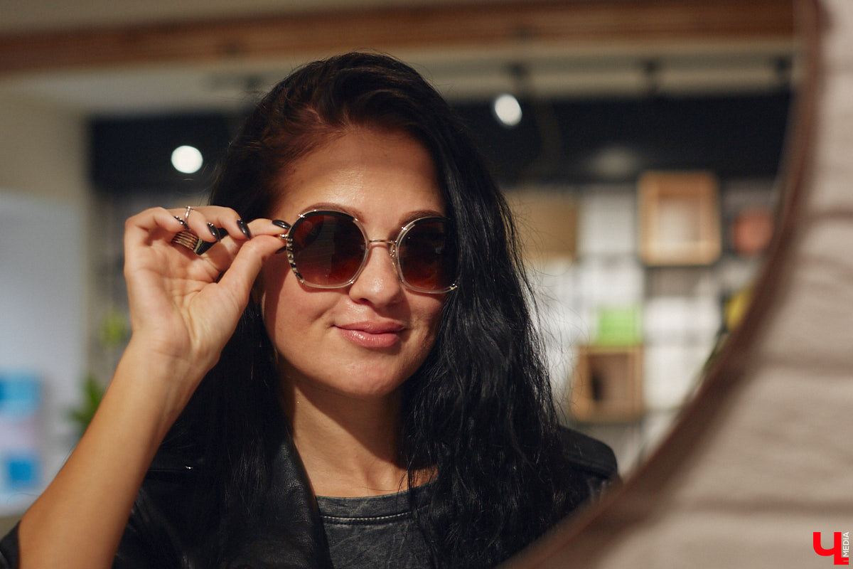 Солнцезащитные очки — важная деталь летнего образа. Этот модный аксессуар способен стать изюминкой любого аутфита. Поэтому важно, чтобы в вашем оптическом гардеробе была не одна-единственная модель очков, а сразу несколько. Как их выбрать, мы узнали у профессионалов.