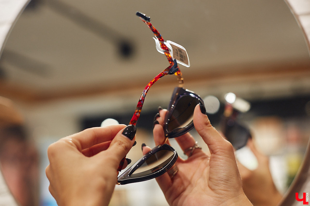 Солнцезащитные очки — важная деталь летнего образа. Этот модный аксессуар способен стать изюминкой любого аутфита. Поэтому важно, чтобы в вашем оптическом гардеробе была не одна-единственная модель очков, а сразу несколько. Как их выбрать, мы узнали у профессионалов.