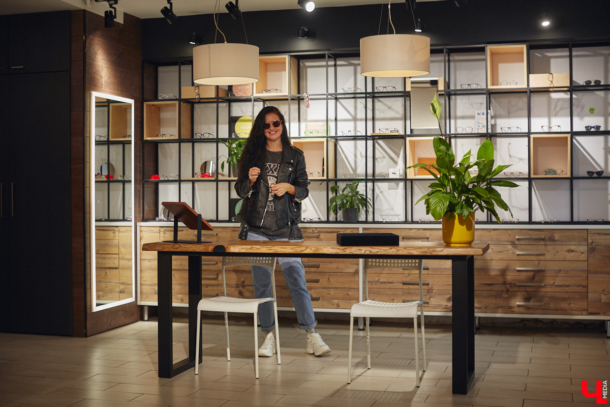 Солнцезащитные очки — важная деталь летнего образа. Этот модный аксессуар способен стать изюминкой любого аутфита. Поэтому важно, чтобы в вашем оптическом гардеробе была не одна-единственная модель очков, а сразу несколько. Как их выбрать, мы узнали у профессионалов.