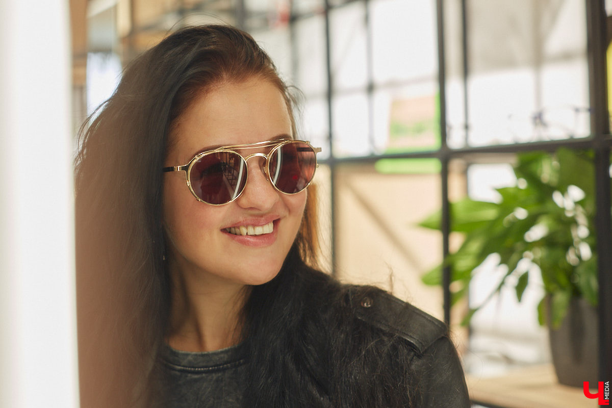 Солнцезащитные очки — важная деталь летнего образа. Этот модный аксессуар способен стать изюминкой любого аутфита. Поэтому важно, чтобы в вашем оптическом гардеробе была не одна-единственная модель очков, а сразу несколько. Как их выбрать, мы узнали у профессионалов.