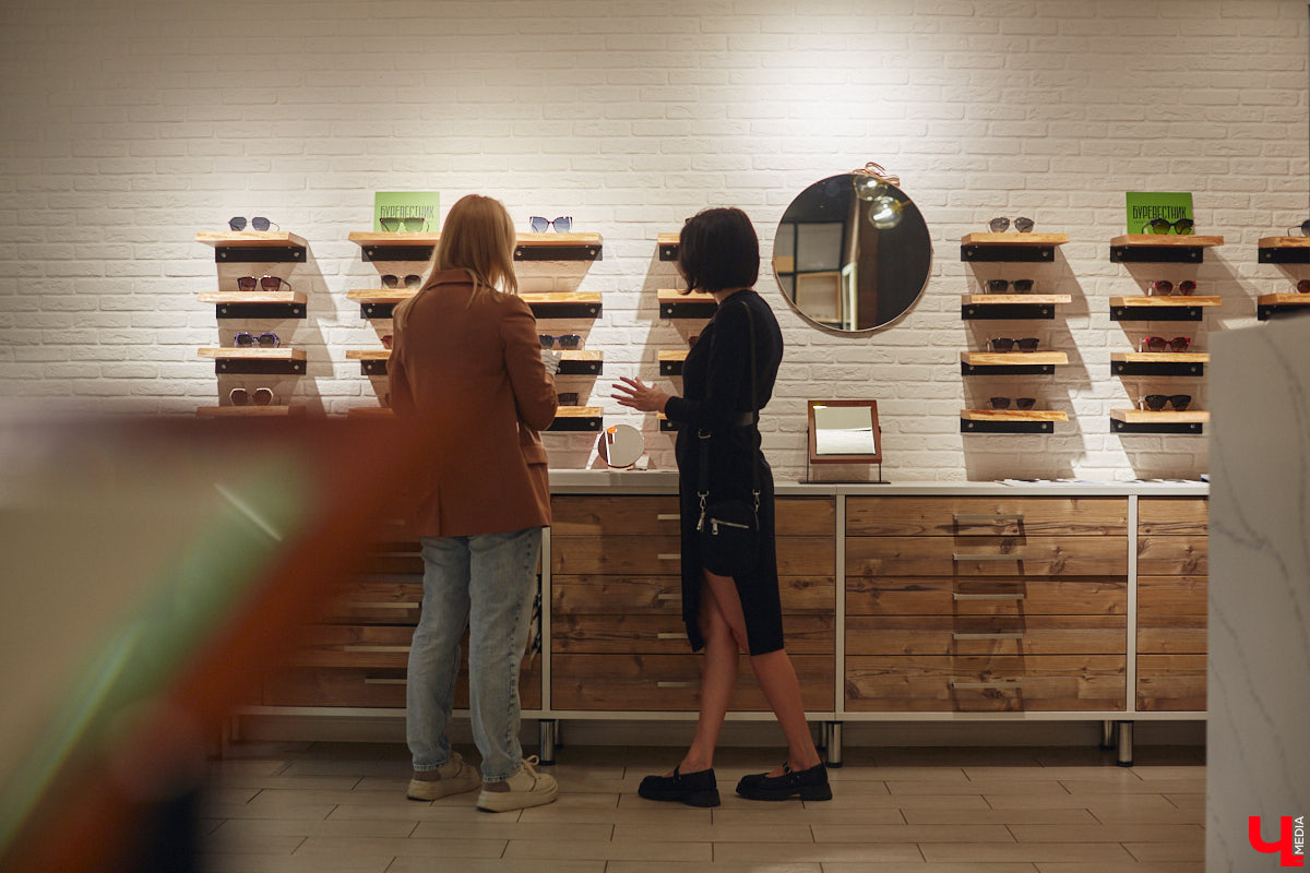 Солнцезащитные очки — важная деталь летнего образа. Этот модный аксессуар способен стать изюминкой любого аутфита. Поэтому важно, чтобы в вашем оптическом гардеробе была не одна-единственная модель очков, а сразу несколько. Как их выбрать, мы узнали у профессионалов.