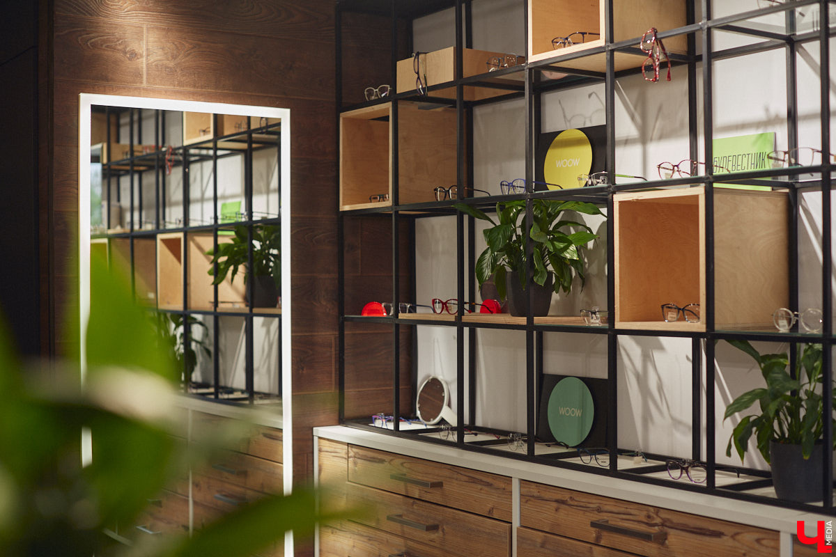 Солнцезащитные очки — важная деталь летнего образа. Этот модный аксессуар способен стать изюминкой любого аутфита. Поэтому важно, чтобы в вашем оптическом гардеробе была не одна-единственная модель очков, а сразу несколько. Как их выбрать, мы узнали у профессионалов.