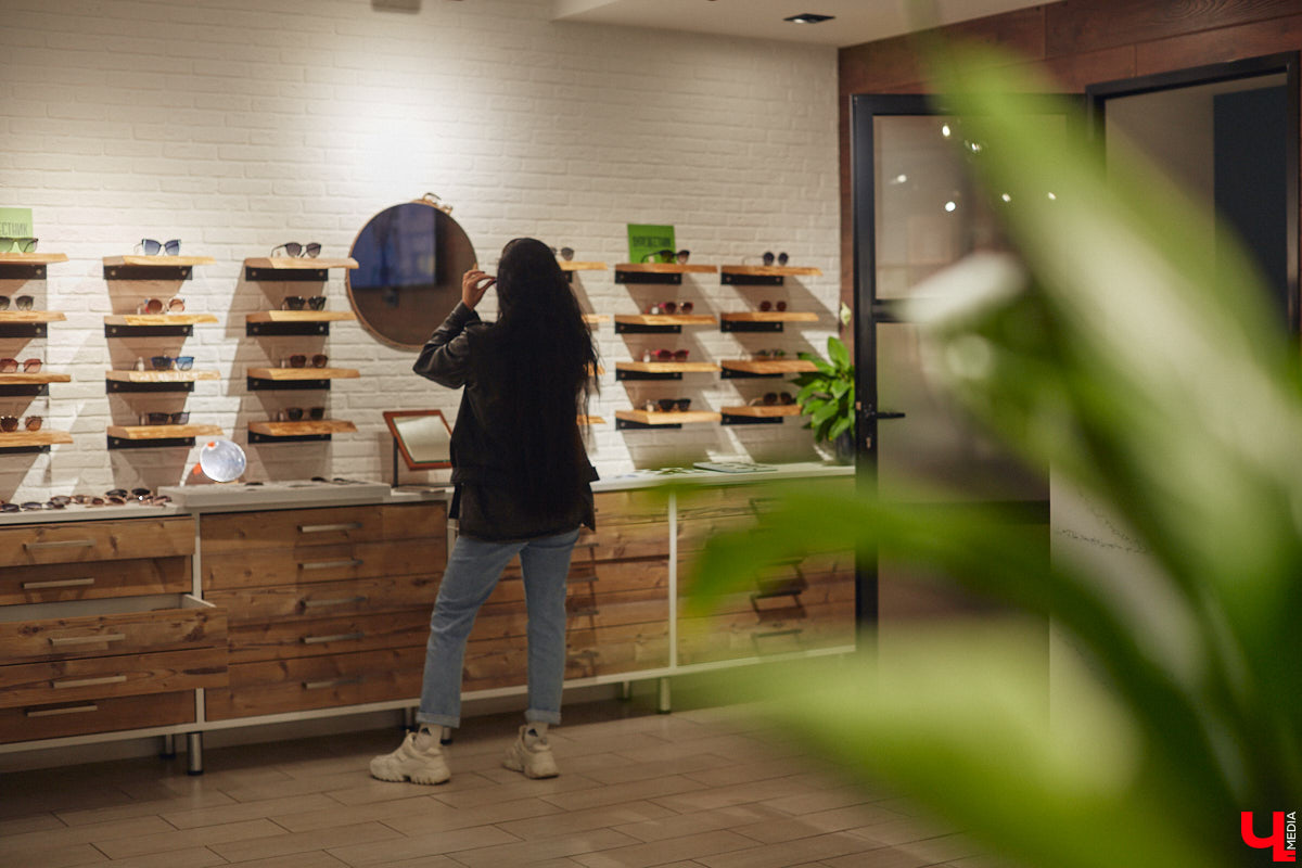 Солнцезащитные очки — важная деталь летнего образа. Этот модный аксессуар способен стать изюминкой любого аутфита. Поэтому важно, чтобы в вашем оптическом гардеробе была не одна-единственная модель очков, а сразу несколько. Как их выбрать, мы узнали у профессионалов.