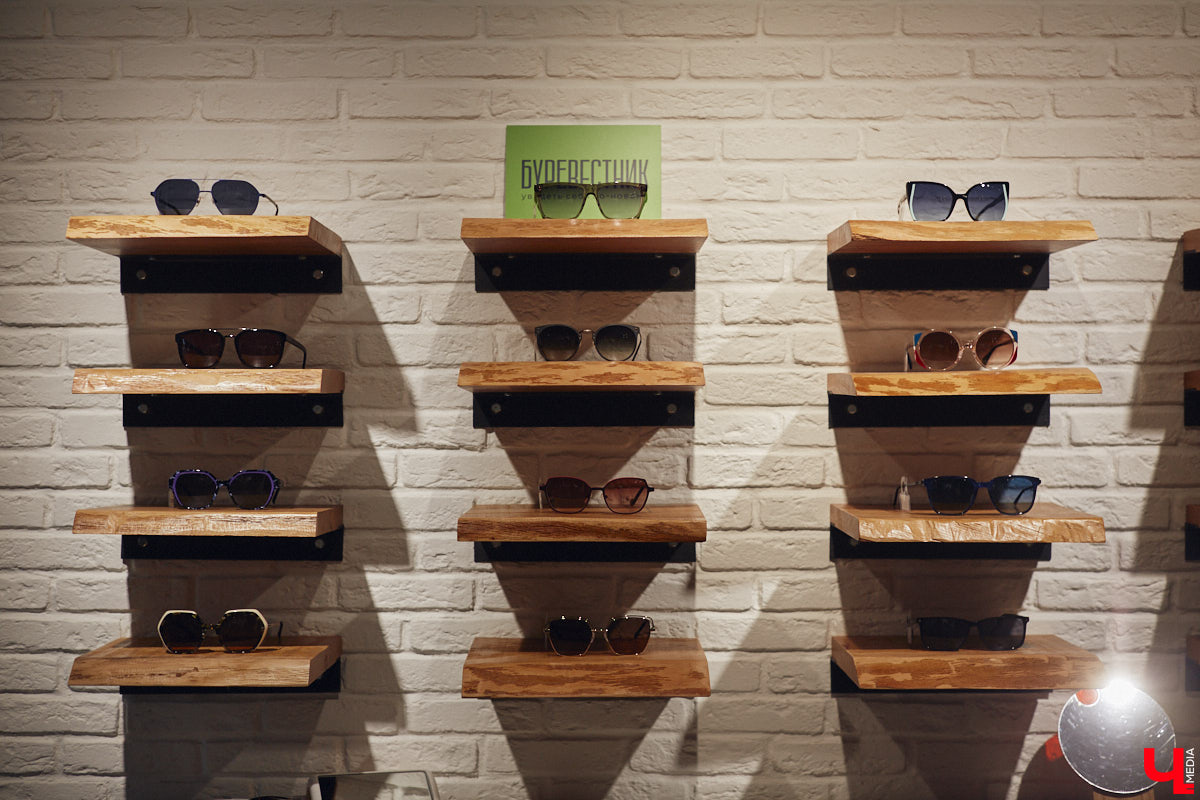 Солнцезащитные очки — важная деталь летнего образа. Этот модный аксессуар способен стать изюминкой любого аутфита. Поэтому важно, чтобы в вашем оптическом гардеробе была не одна-единственная модель очков, а сразу несколько. Как их выбрать, мы узнали у профессионалов.