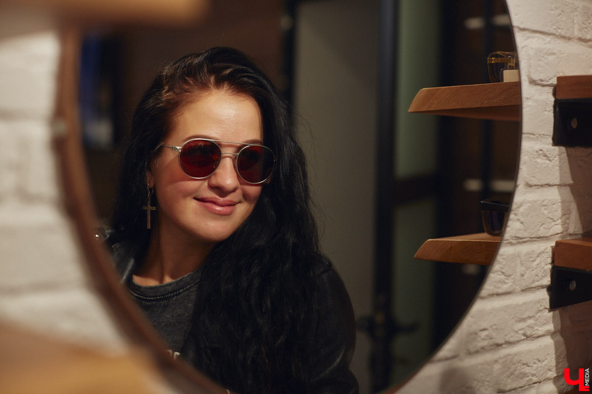 Солнцезащитные очки — важная деталь летнего образа. Этот модный аксессуар способен стать изюминкой любого аутфита. Поэтому важно, чтобы в вашем оптическом гардеробе была не одна-единственная модель очков, а сразу несколько. Как их выбрать, мы узнали у профессионалов.